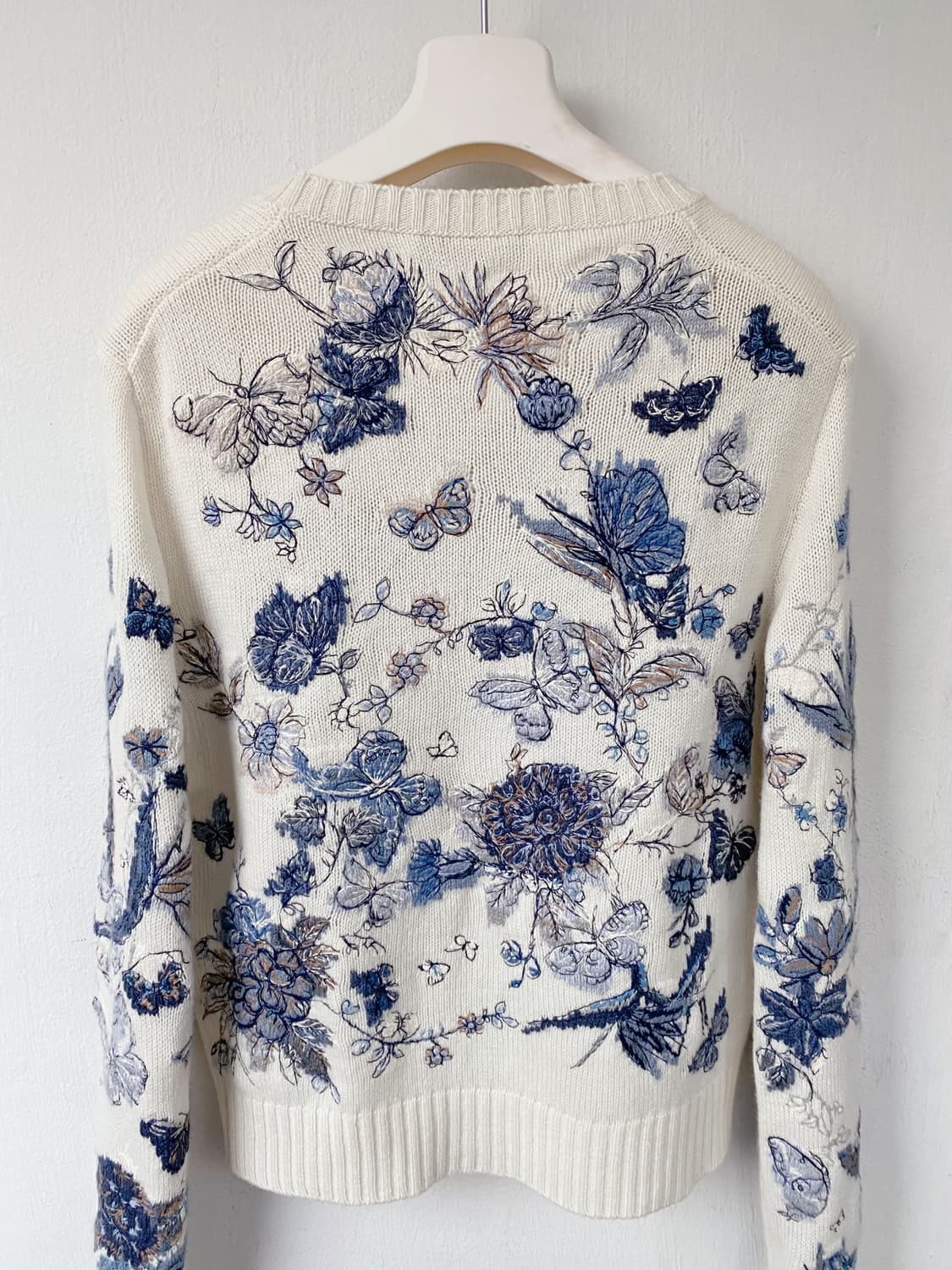 디올(Dior)의 나비 자수 니트 상품이미지5