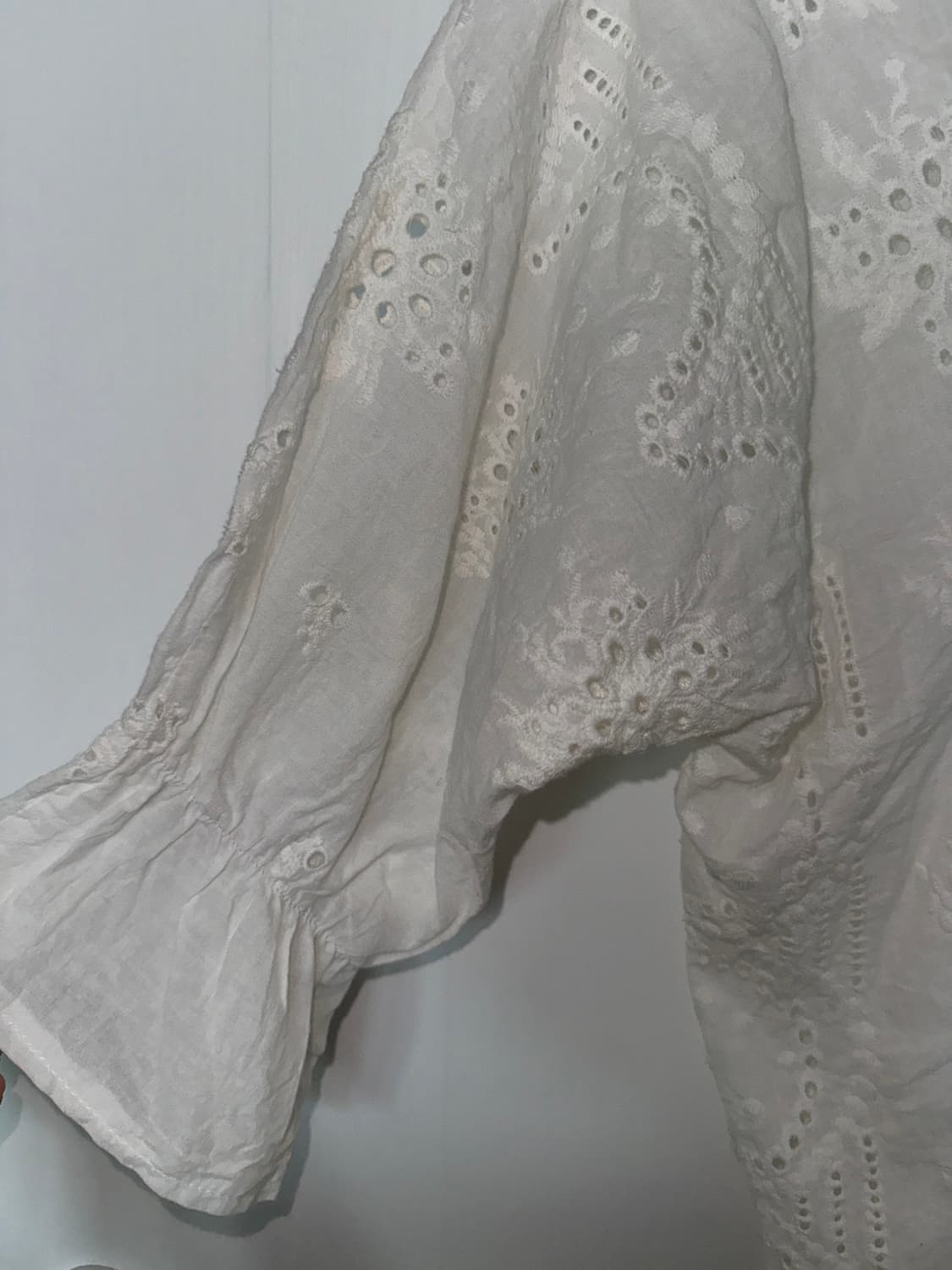White Eyelet Lace Bell Sleeve Blouse 상품이미지4