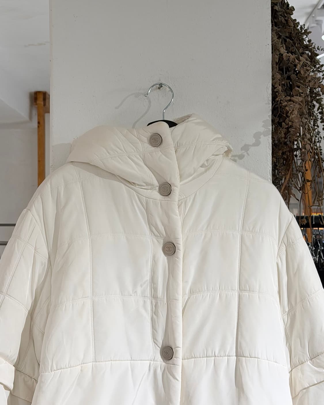 샤넬 화이트 fw00 로고 후드 플리스 패딩 상품이미지4