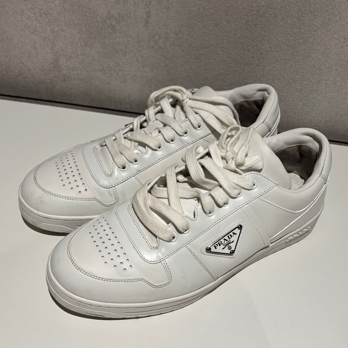 프라다 삼각로고 다운타운 스니커즈 상품이미지1