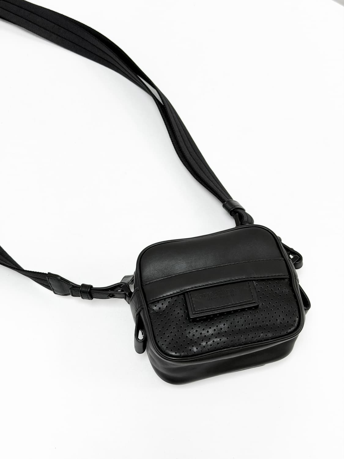 보테가베네타 퍼포레이티드 레더 미니 크로스백 상품이미지1