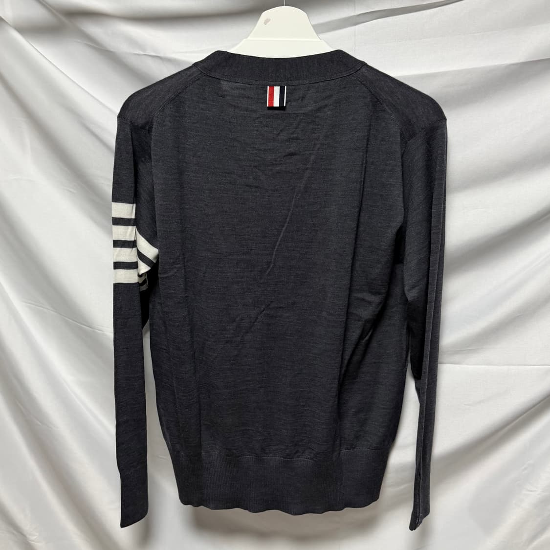 [새상품/선물가능] 톰브라운 사선완장 메리노 울 가디건 다크그레이 상품이미지5