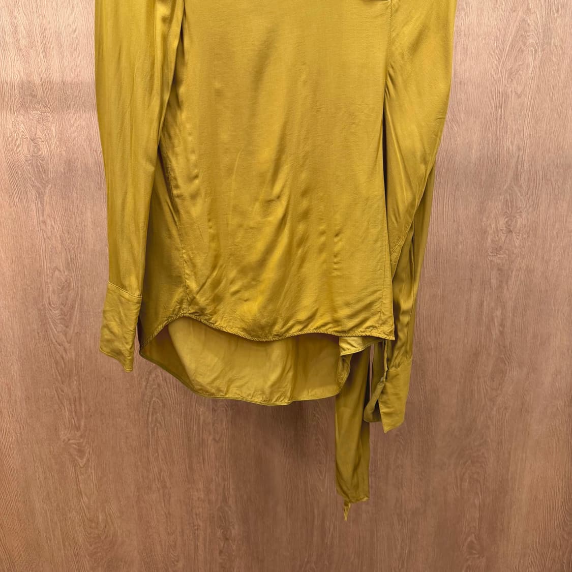 더캐시미어 언밸런스 원숄더 드레이프 슬리브 블라우스 루즈핏 머스타드 상품이미지5