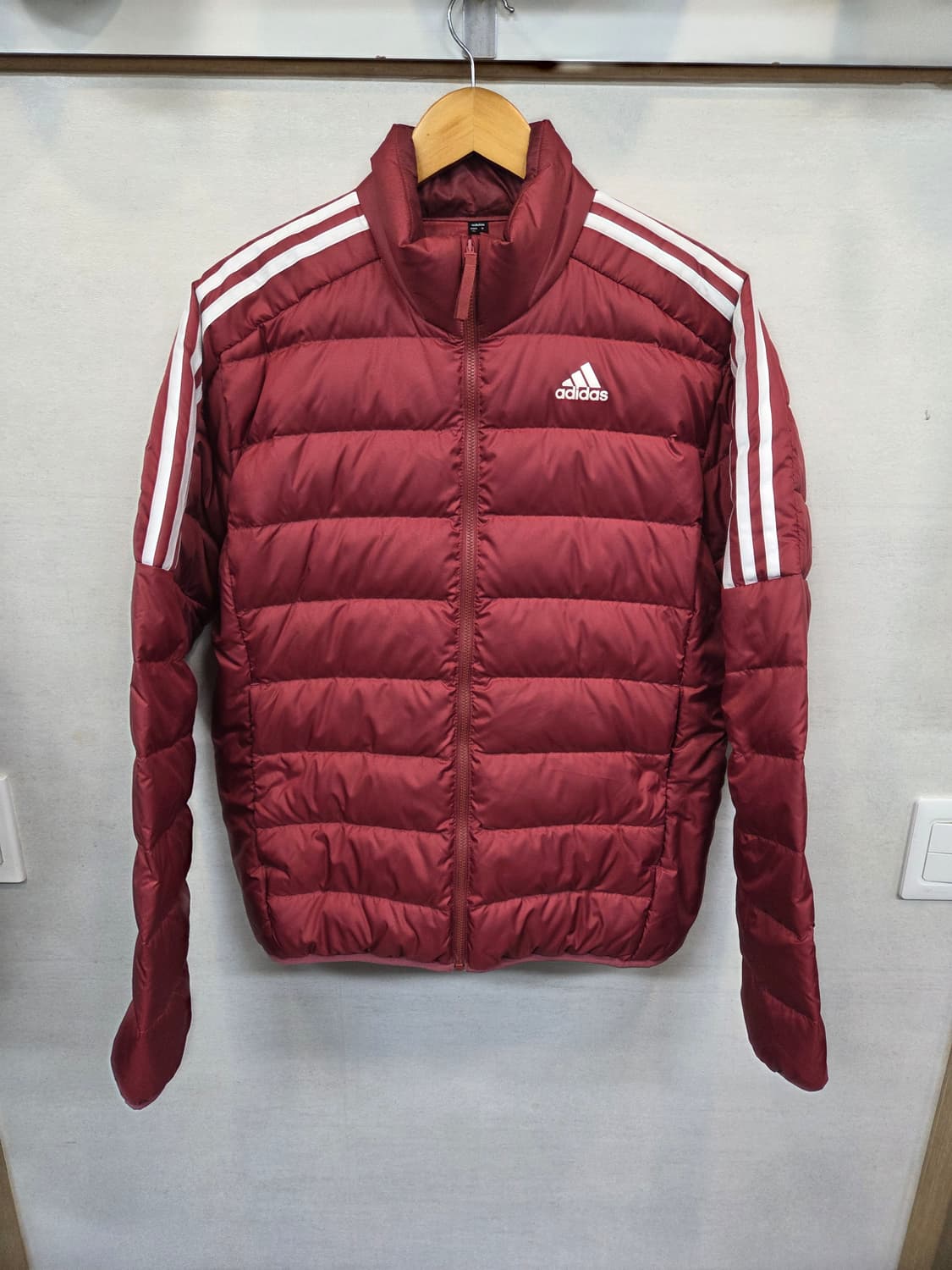 아디다스 에센셜 삼선 덕다운 경량패딩 L xl 버건디 상품이미지1