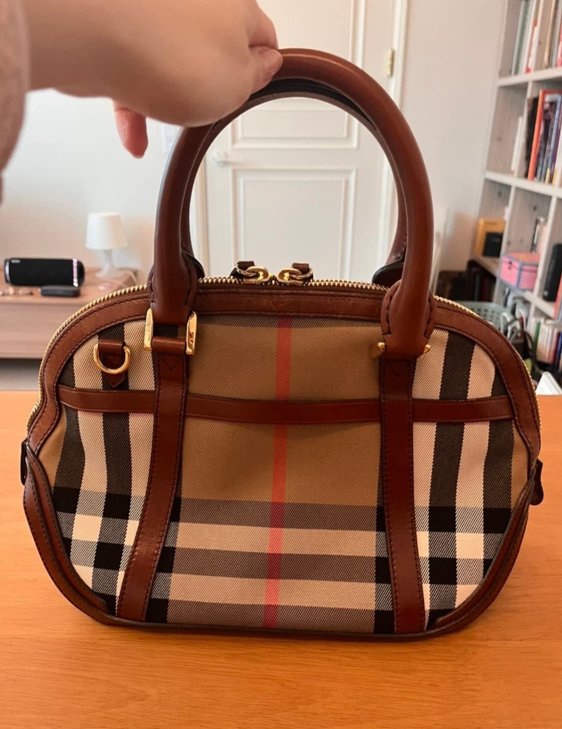 Burberry 버버리 클래식 체크 볼링백 상품이미지4