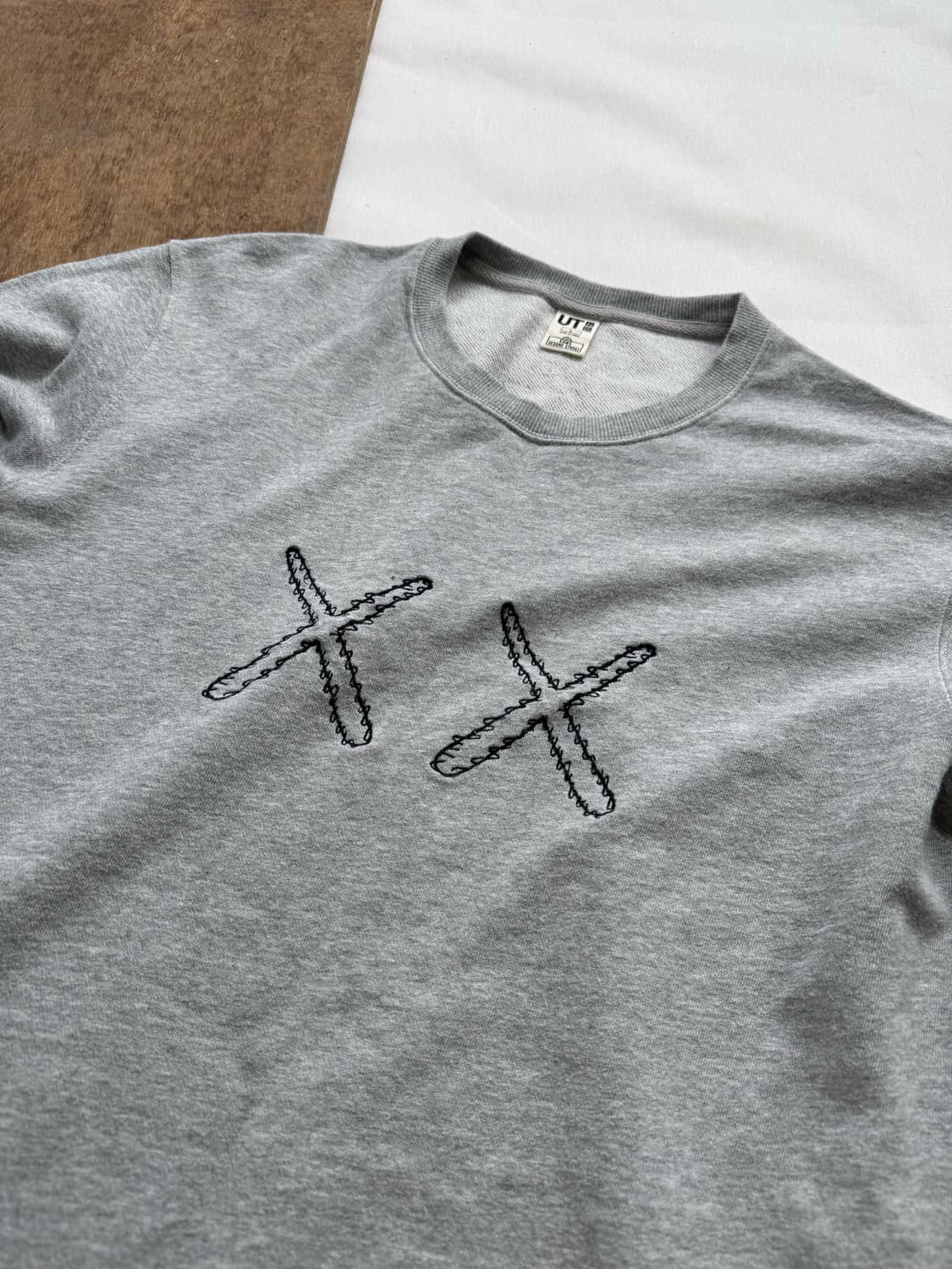 uniqlo kaws 유니클로 카우스 프린팅 맨투맨 상품이미지4