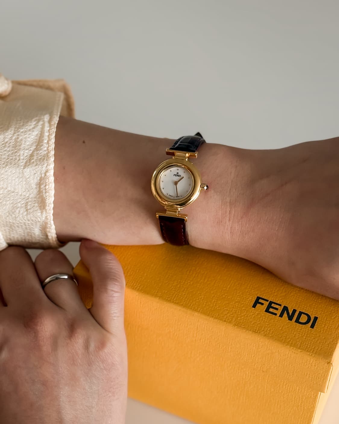 펜디 라운드 골드 도트 인덱스 시계 상품이미지6