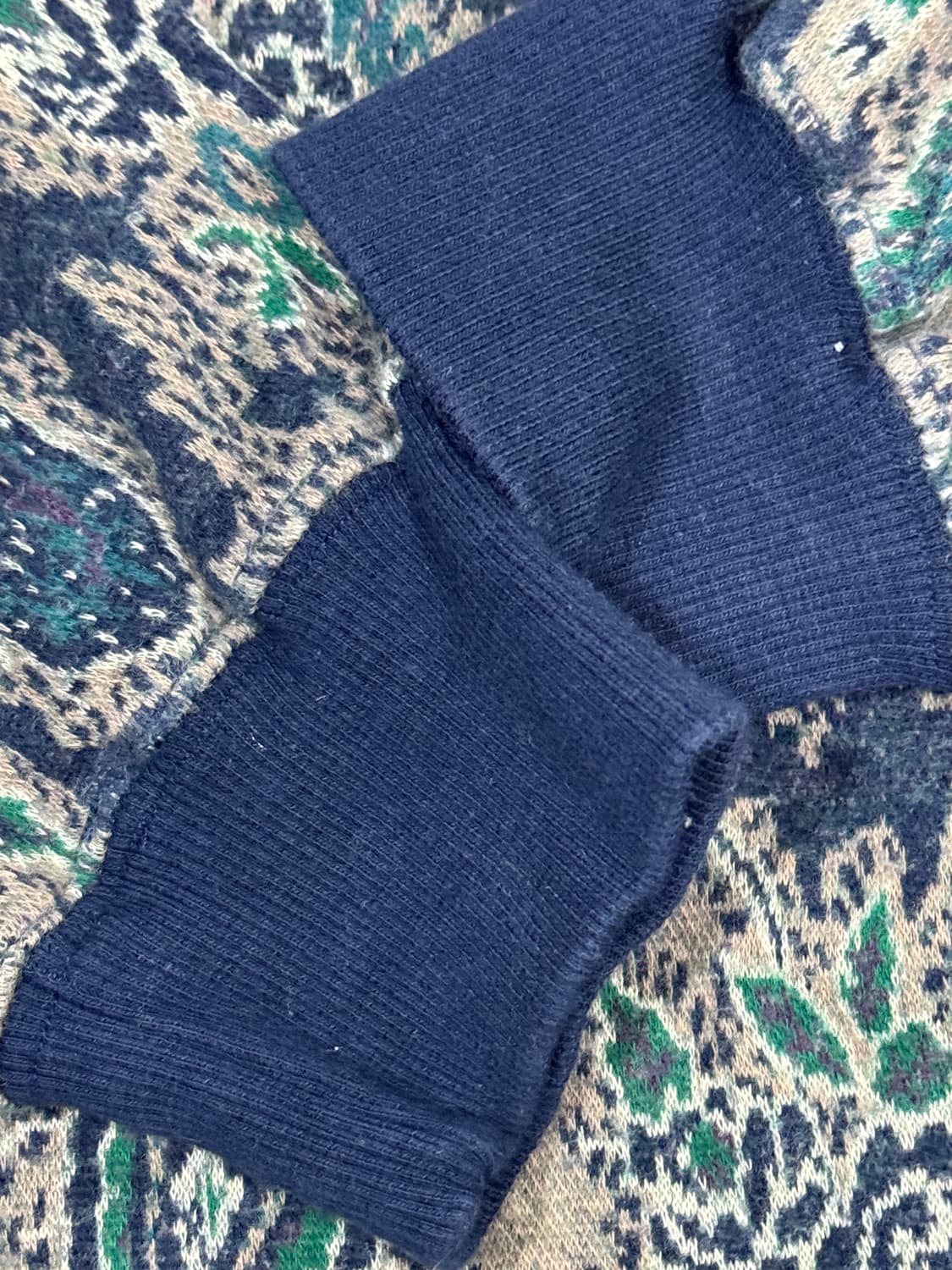 게스 클래식 페이즐리 스웨터 사이즈 100~105 새상품급 상품이미지4