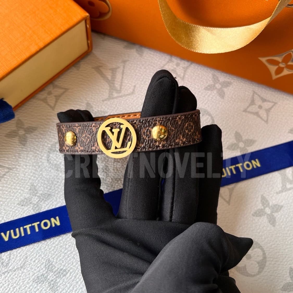 루이비통 LV 모노그램 가죽 팔찌 풀박스 상품이미지8