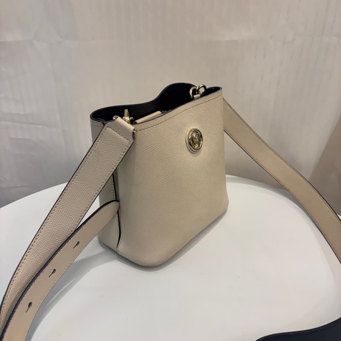 정품 메트로시티 버킷 크로스백     상품이미지4