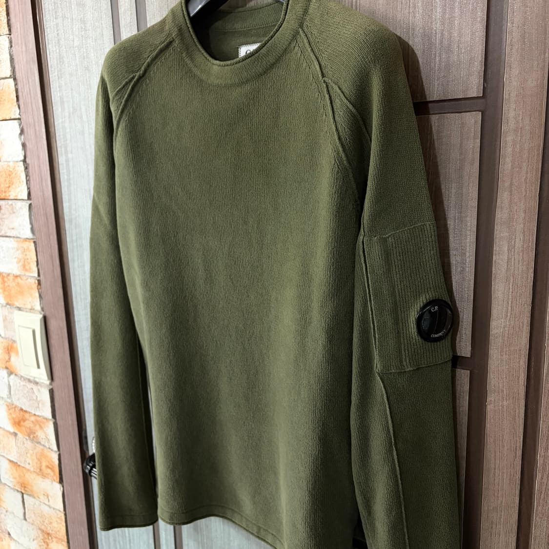 [새상품]씨피컴퍼니 CP컴퍼니 렌즈 와펜 램스울 니트 카키 상품이미지1