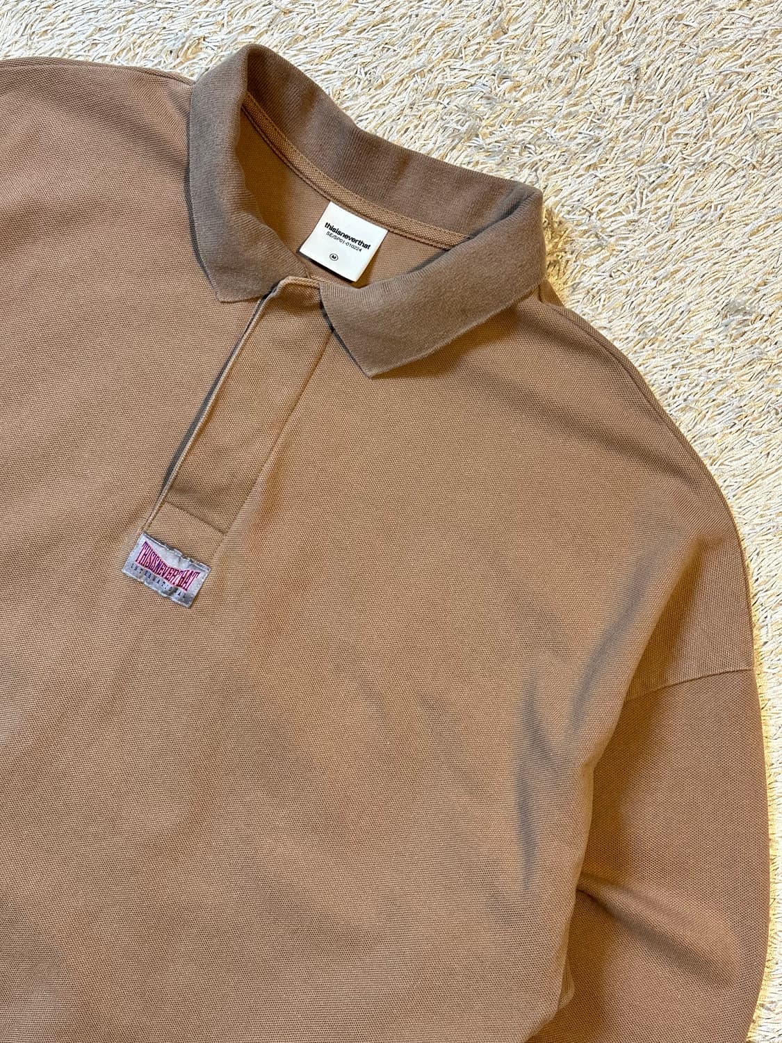 디스이즈네버댓 패치로고 카라 맨투맨 브라운 상품이미지2