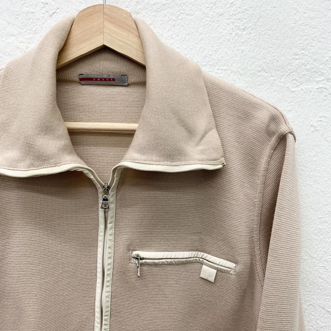 프라다 베이지 나일론 패치 디테일 하프집업 니트  상품이미지3