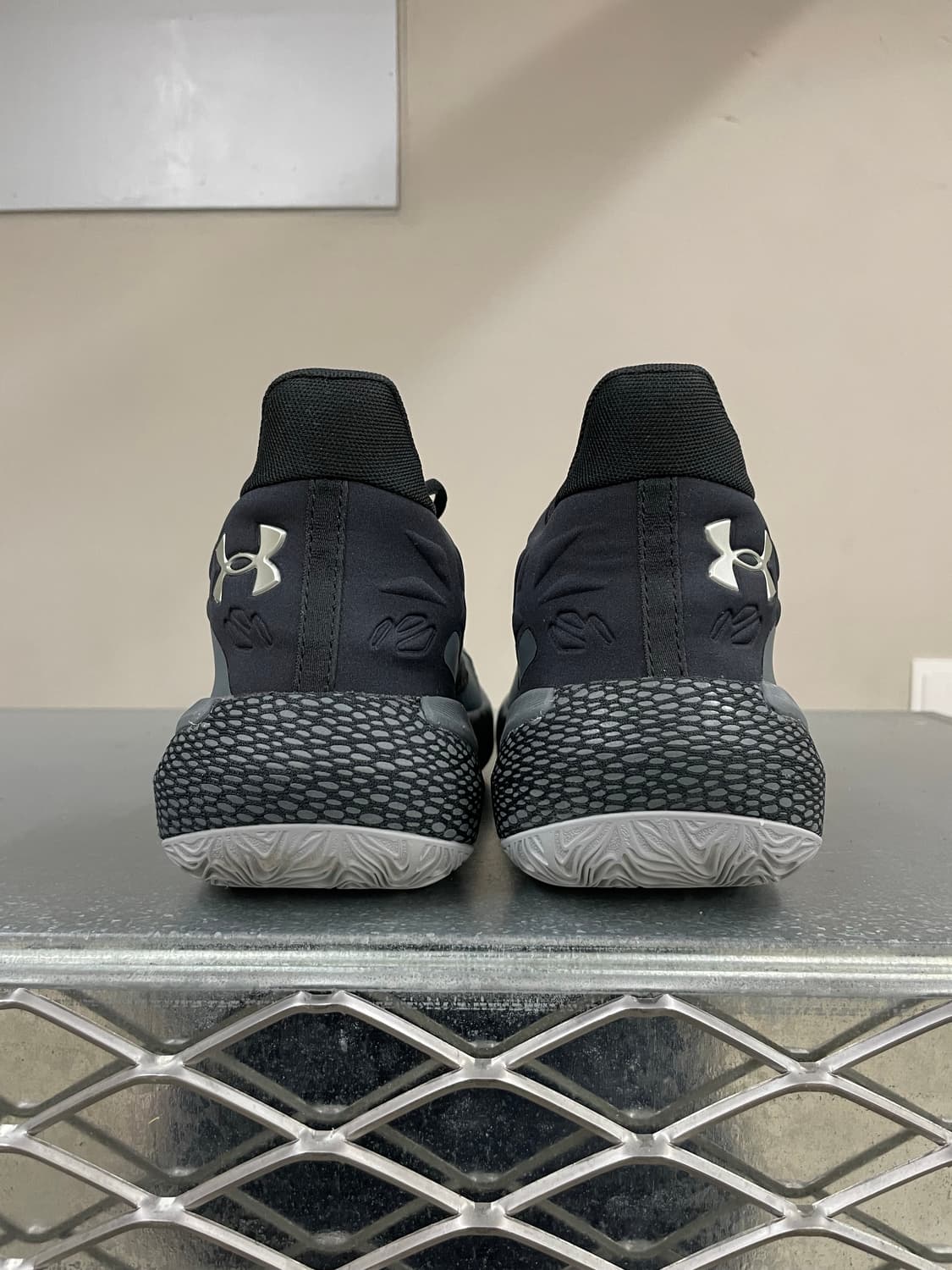 언더아머 하복 3 그레이 메탈릭 실버 265 상품이미지3