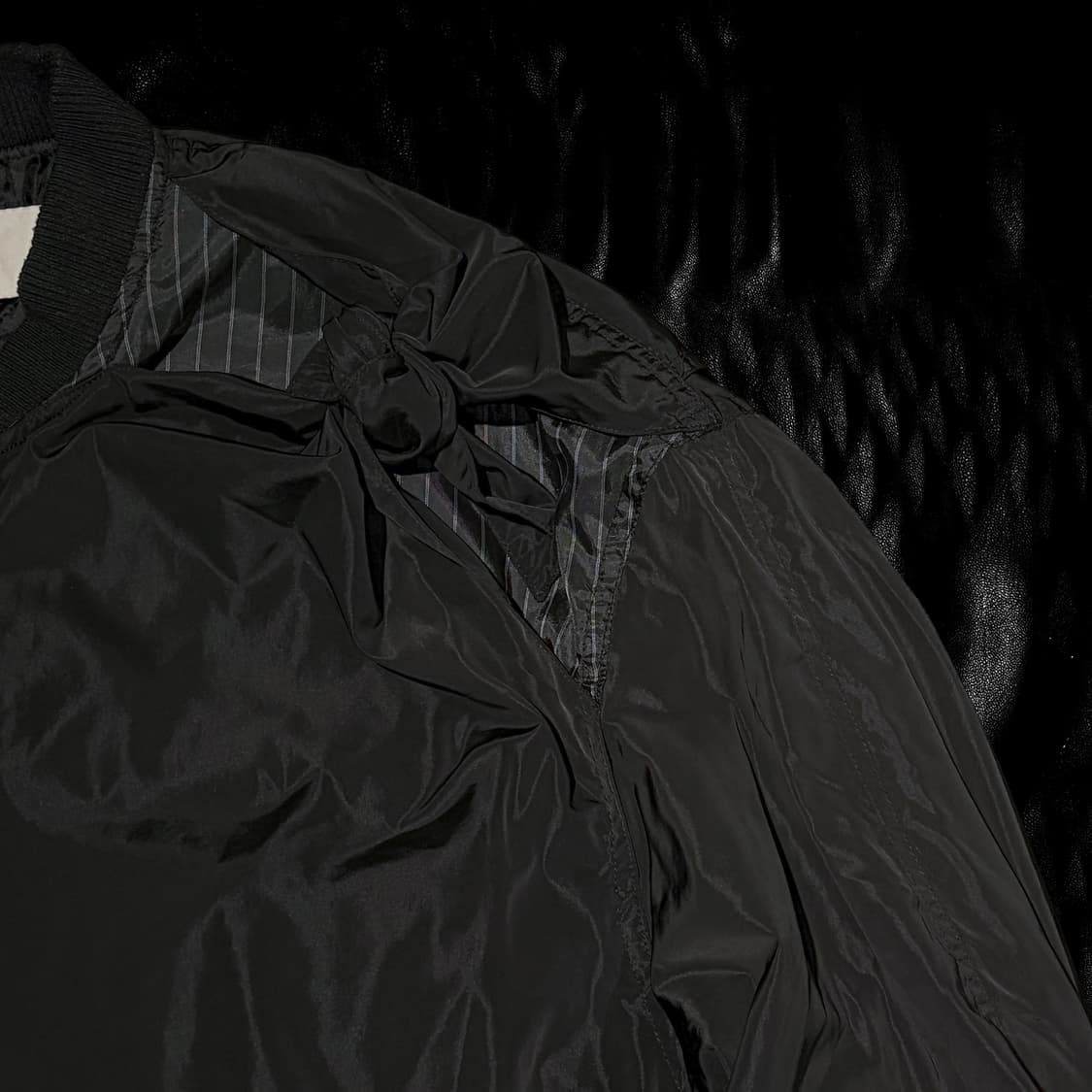 르수기아뜰리에 리본 매듭 크롭 봄버 점퍼 상품이미지3