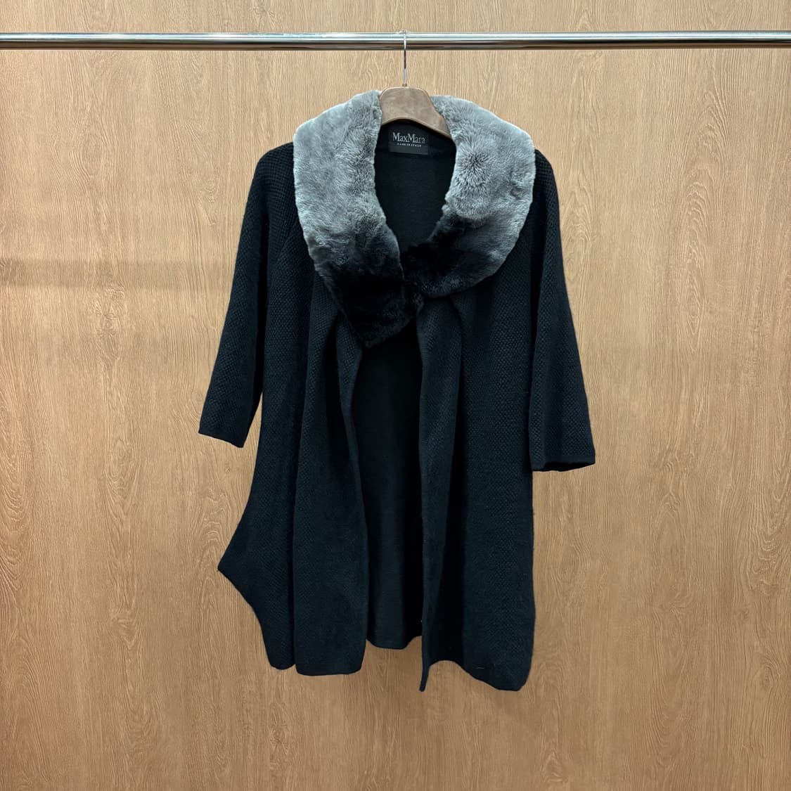 막스마라 A라인 7부 오픈형 니트 코트 그레이 퍼 카라 포켓 디테일 블랙 상품이미지2