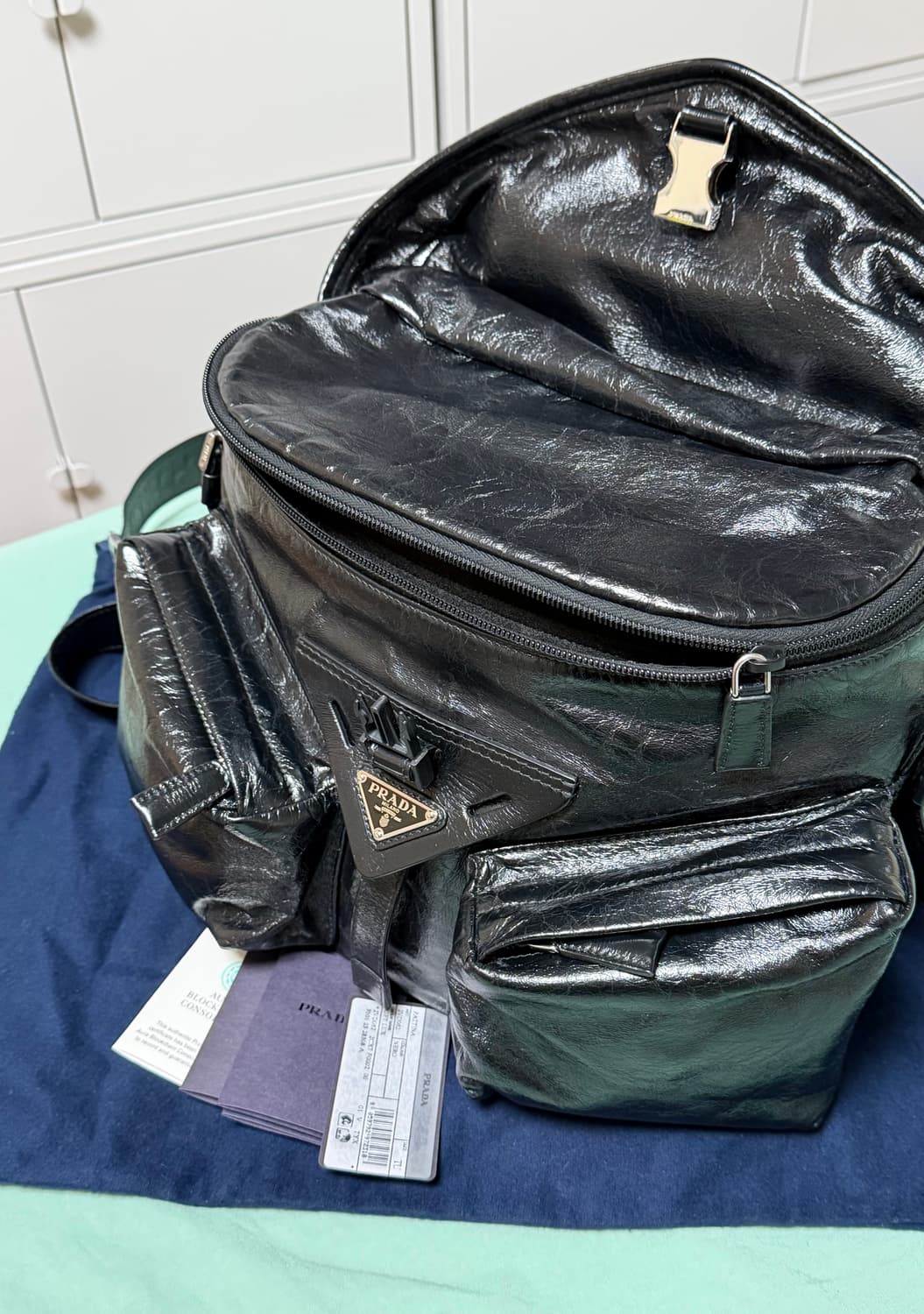 프라다 남성 가죽 크로스백 숄더백 블랙 팝니다 상품이미지2