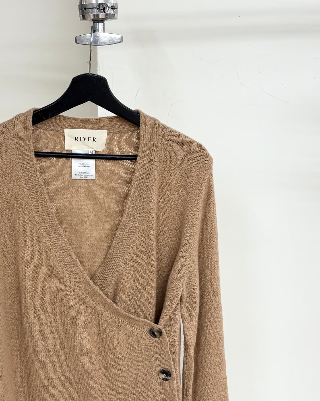 리버 브라운 버튼 울 캐시미어 랩 니트 상품이미지4