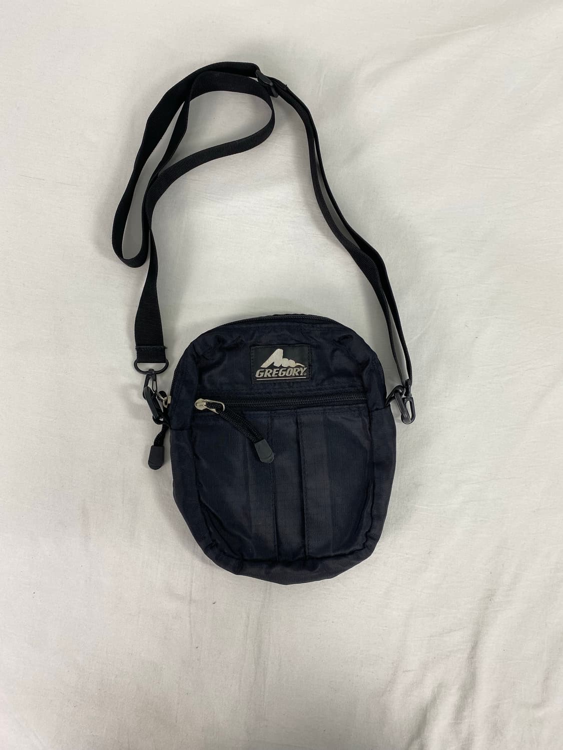 그레고리 구형로고 블랙 포켓 크로스백 상품이미지1