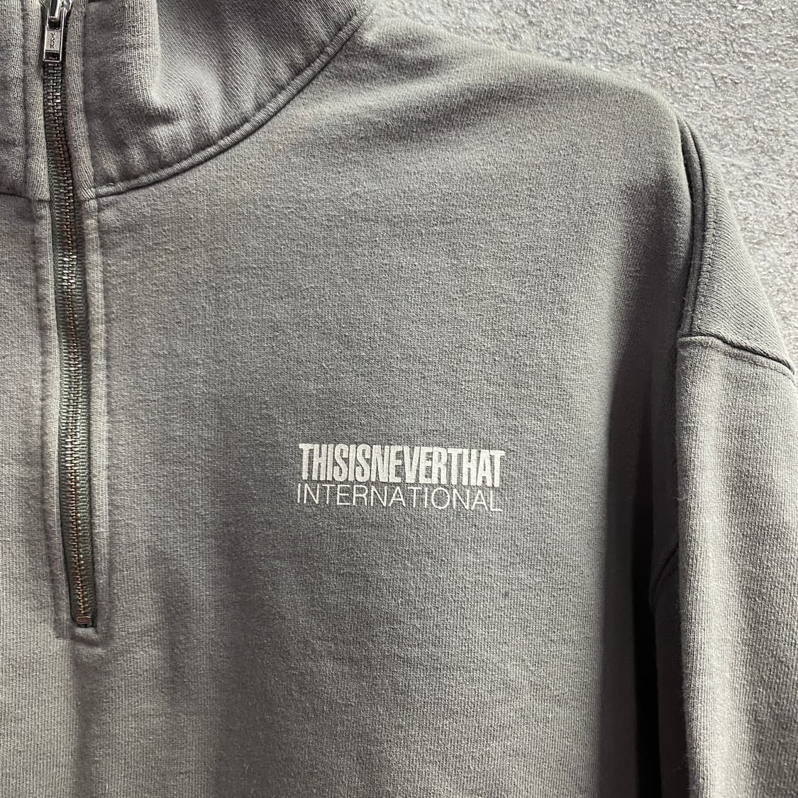 디스이즈네버댓  빅로고 그레이 반집업 맨투맨 B3486 상품이미지3