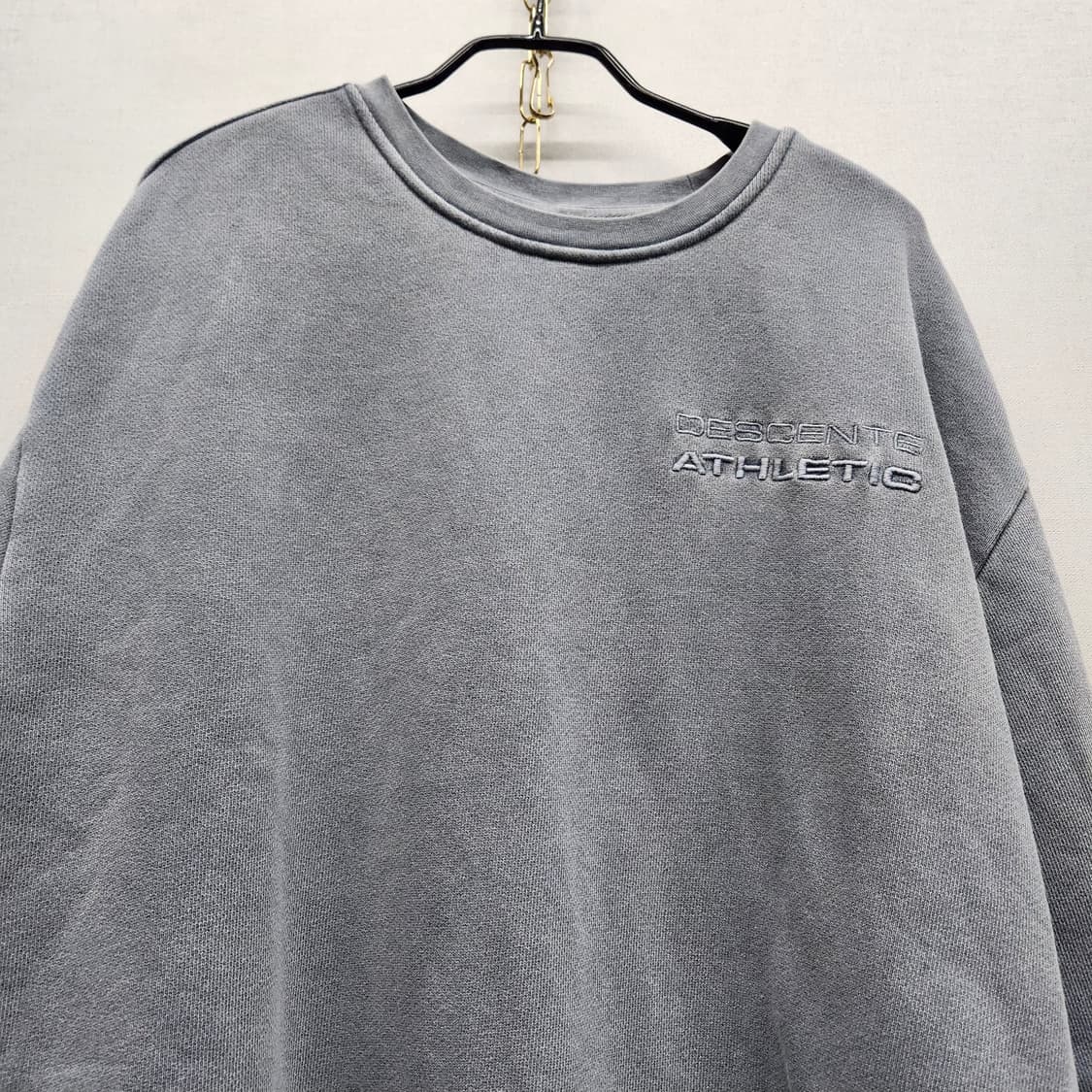 데상트 로고자수 피그먼트 맨투맨 L(2XL) 상품이미지2