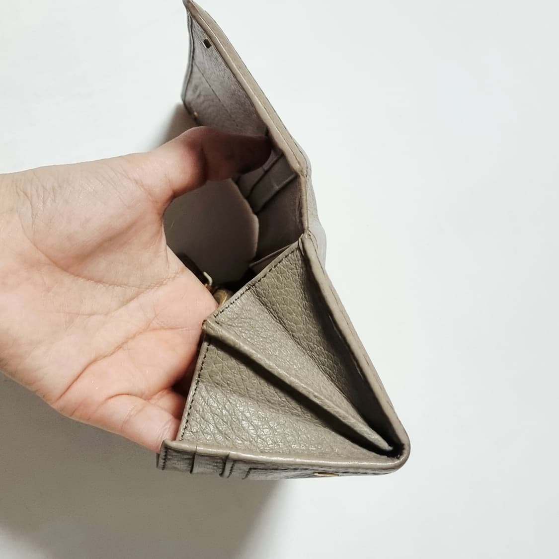 프라다 연그레이베이지 장지갑 (사용감존재/가죽상태 좋은 편 아님) 상품이미지8