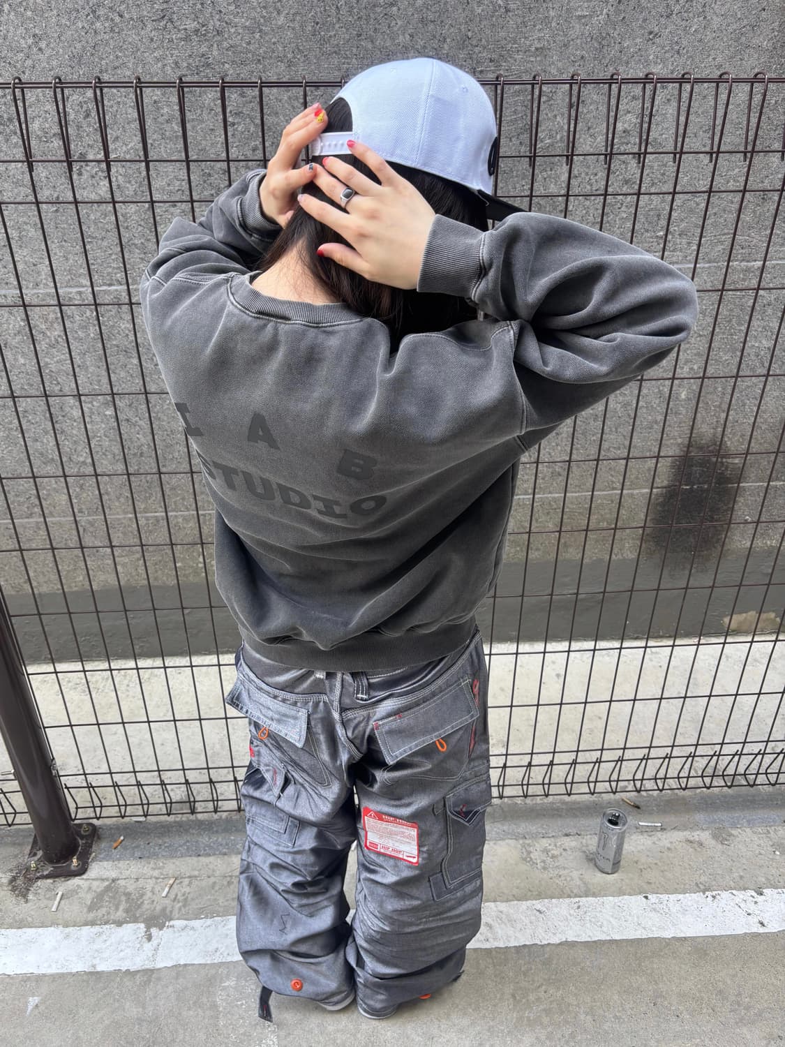 아이앱 스튜디오 차콜 맨투맨 상품이미지1