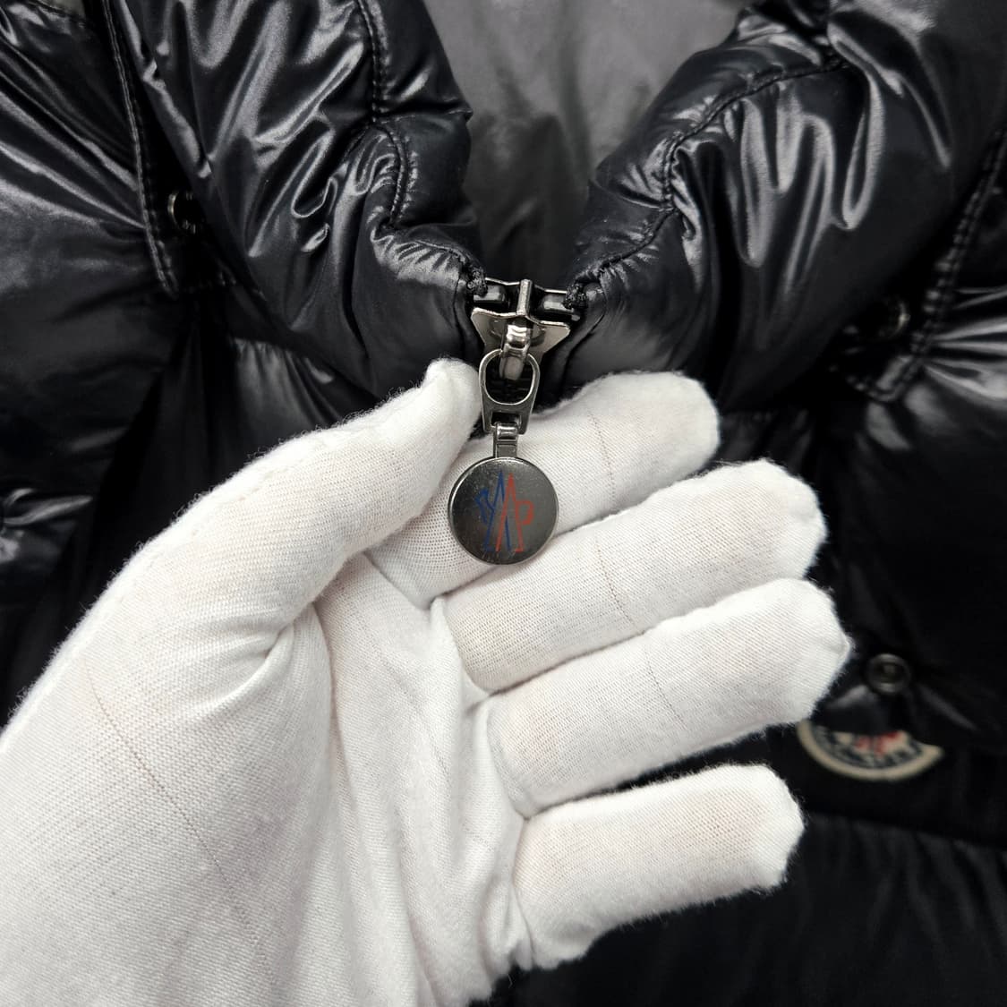 몽클레어 BORMES 유광 조끼 후드 패딩 7사이즈 상품이미지3