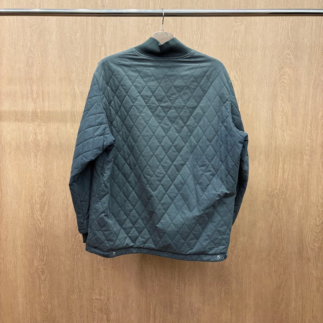 라코스테 리버시블 자켓 퀄팅 패턴 솔리드 메탈 로고 디테일 카키 블랙 상품이미지3