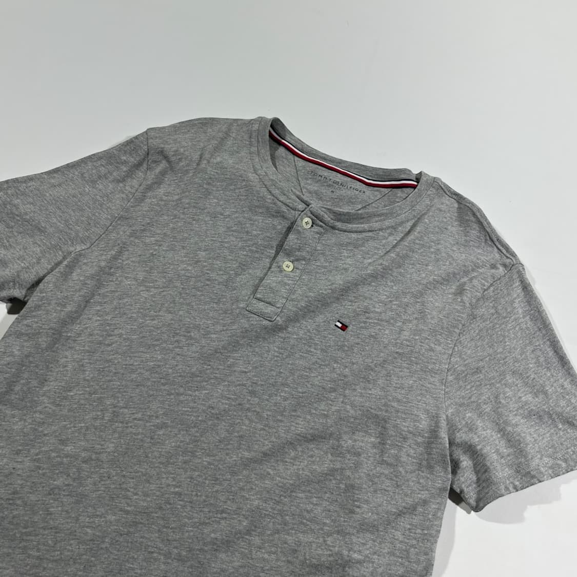 [TOMMY HILFIGER] 타미힐피거 헨리넥 로고 반팔 티셔츠 상품이미지2
