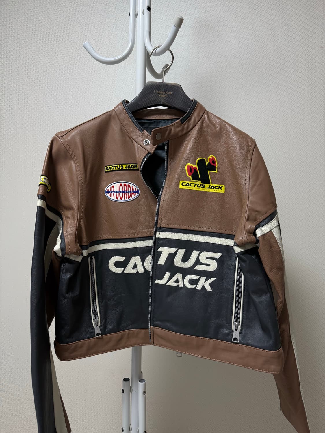 조던 X 트래비스 스캇 레더 자켓 아키오 브라운 상품이미지1