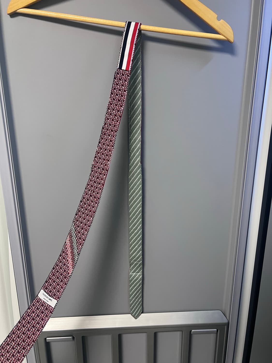 톰브라운 24SS 초크 스트라이프 삼선 니트넥타이  상품이미지3