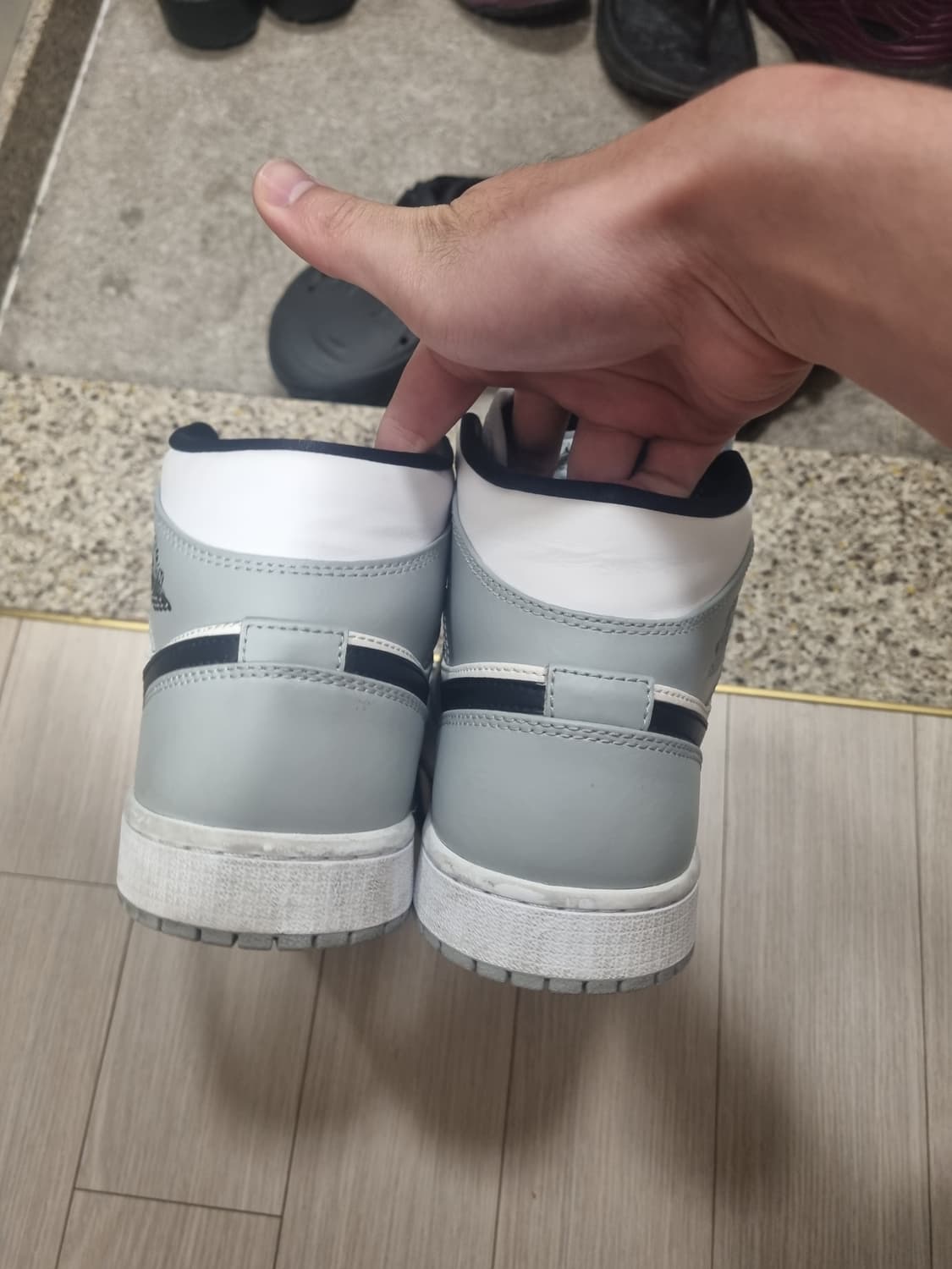 조던 1 미드 라이트스모크그레이 상품이미지3