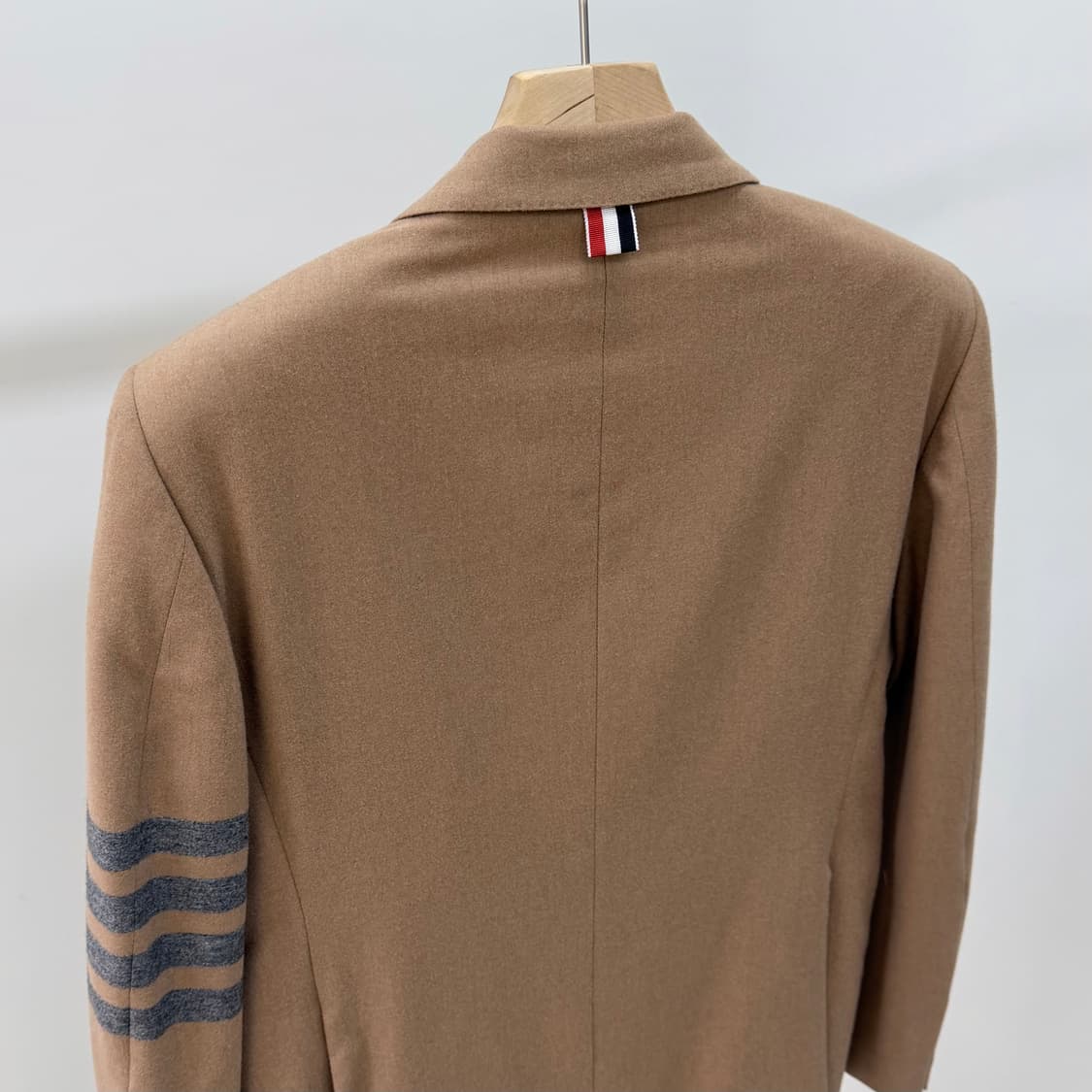 [S+급/1] 톰브라운 사선완장 울 트윌 클래식 수트 정장 베이지 상품이미지6