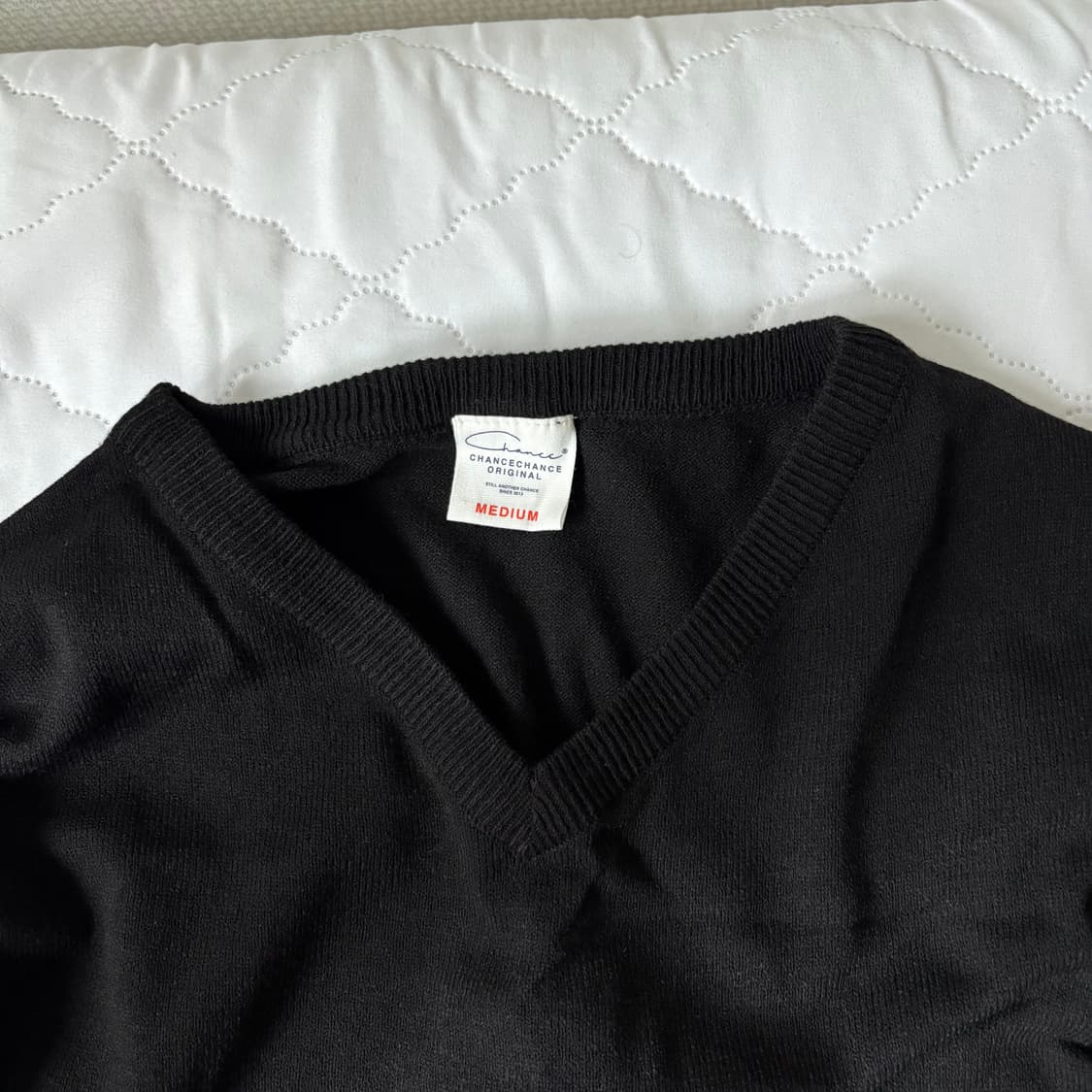 Chancechance - Black And Pink V-Neck 상품이미지3