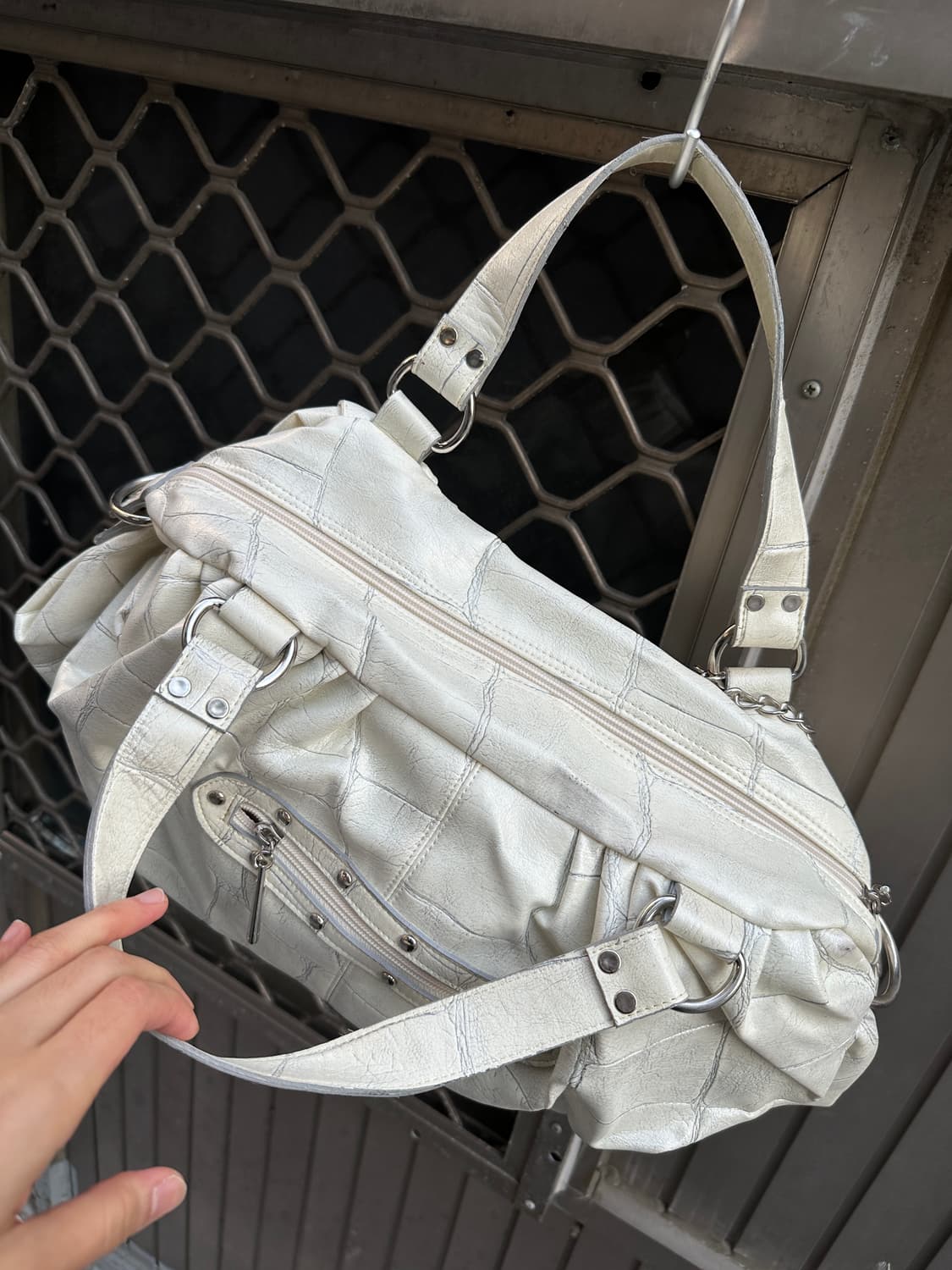 Crack leather stud shoulder bag 상품이미지8