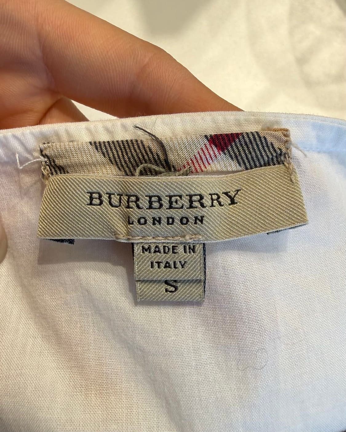 버버리 화이트 프릴 하프 셔츠  상품이미지7