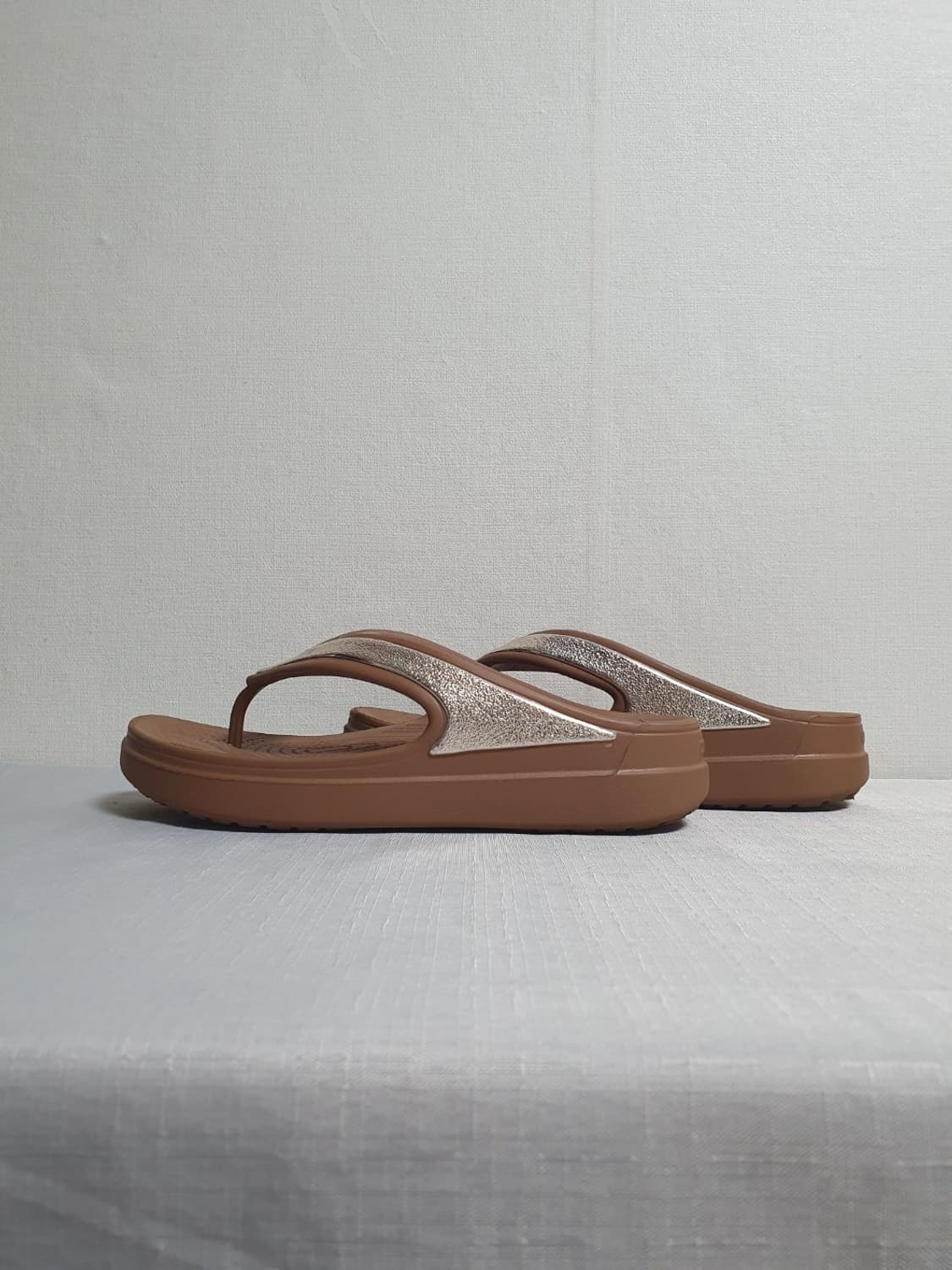 크록스 슬론 샤인 웨지 플립 브론즈 240mm 상품이미지7