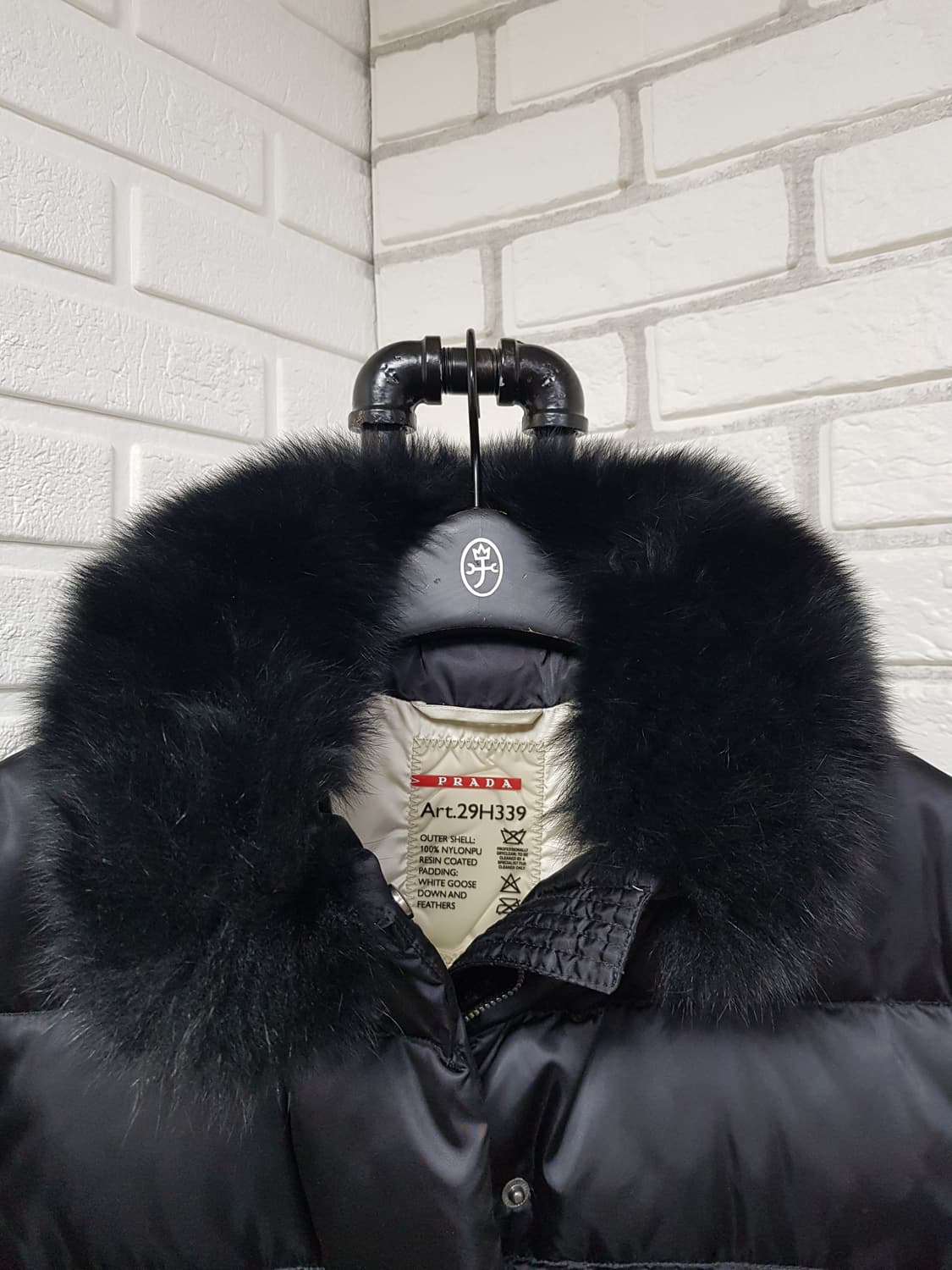 [40/55/정품] 프라다 폭스퍼 삼각로고 구스패딩 상품이미지5