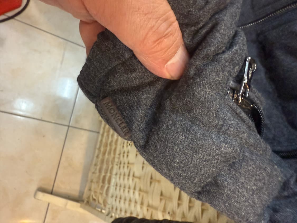 2/100 정품 몽클레어 DELABOST 패딩 팝니다 상품이미지2