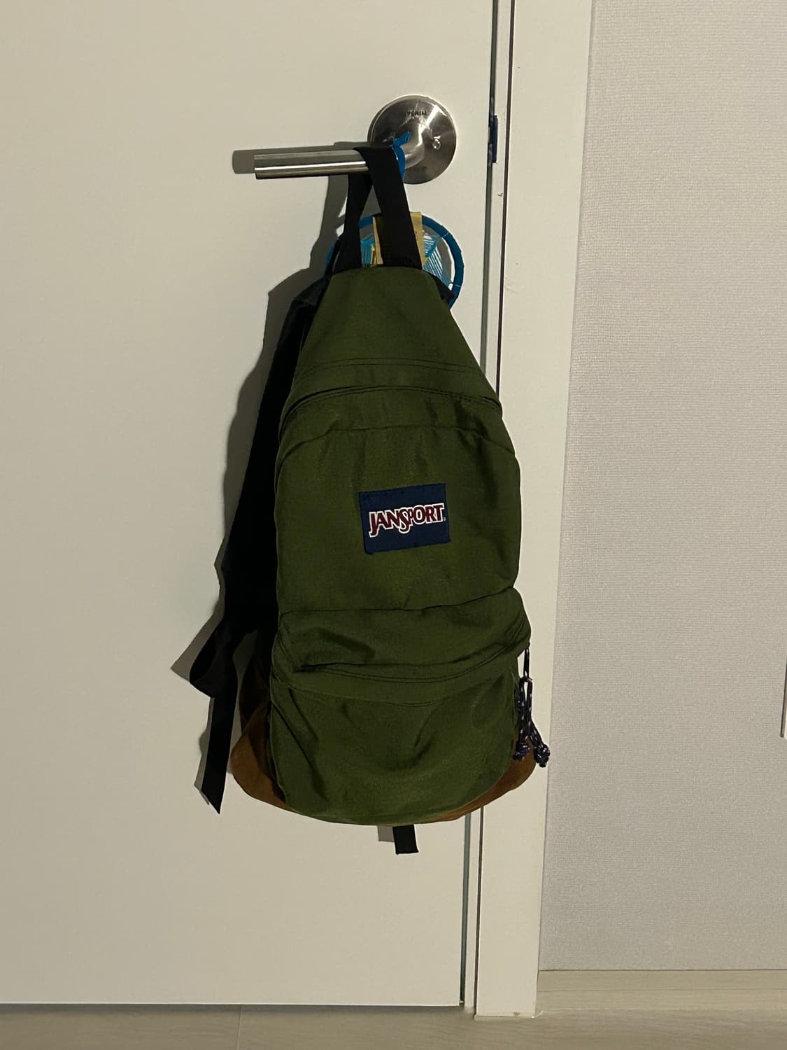 JanSport 클래식 백팩 (카키색) 상품이미지1