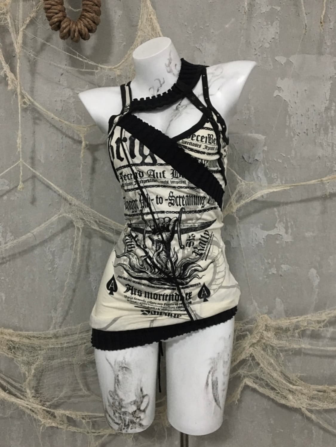 Salvage Neck Detail Lettering Top 상품이미지1