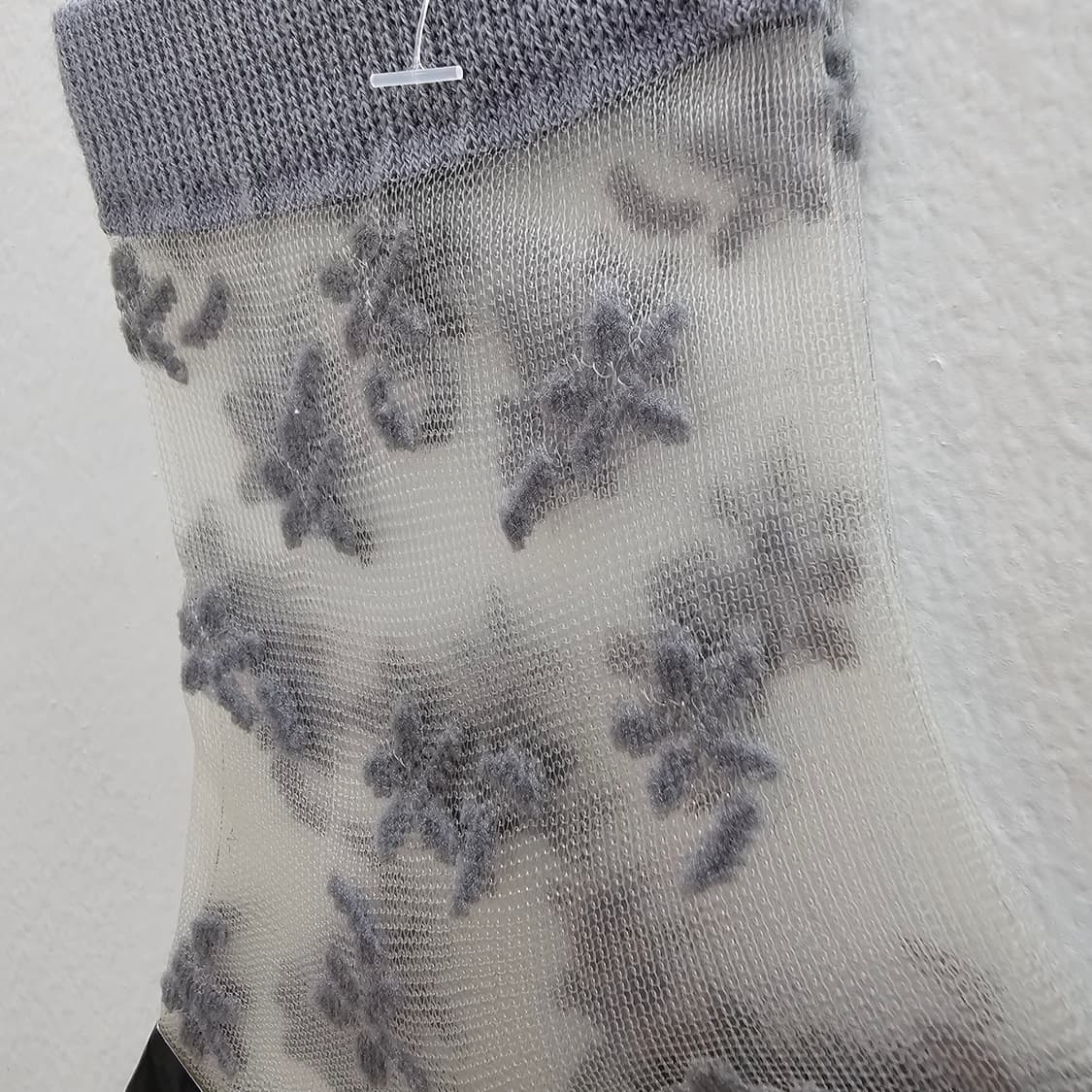 REFINE 실크혼방 플라워 그레이 시스루 삭스 상품이미지4