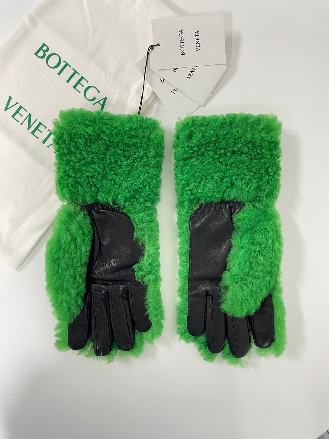 새상품 보테가 베네타 테디 시어링 레더 장갑 그린 컬러 상품이미지2