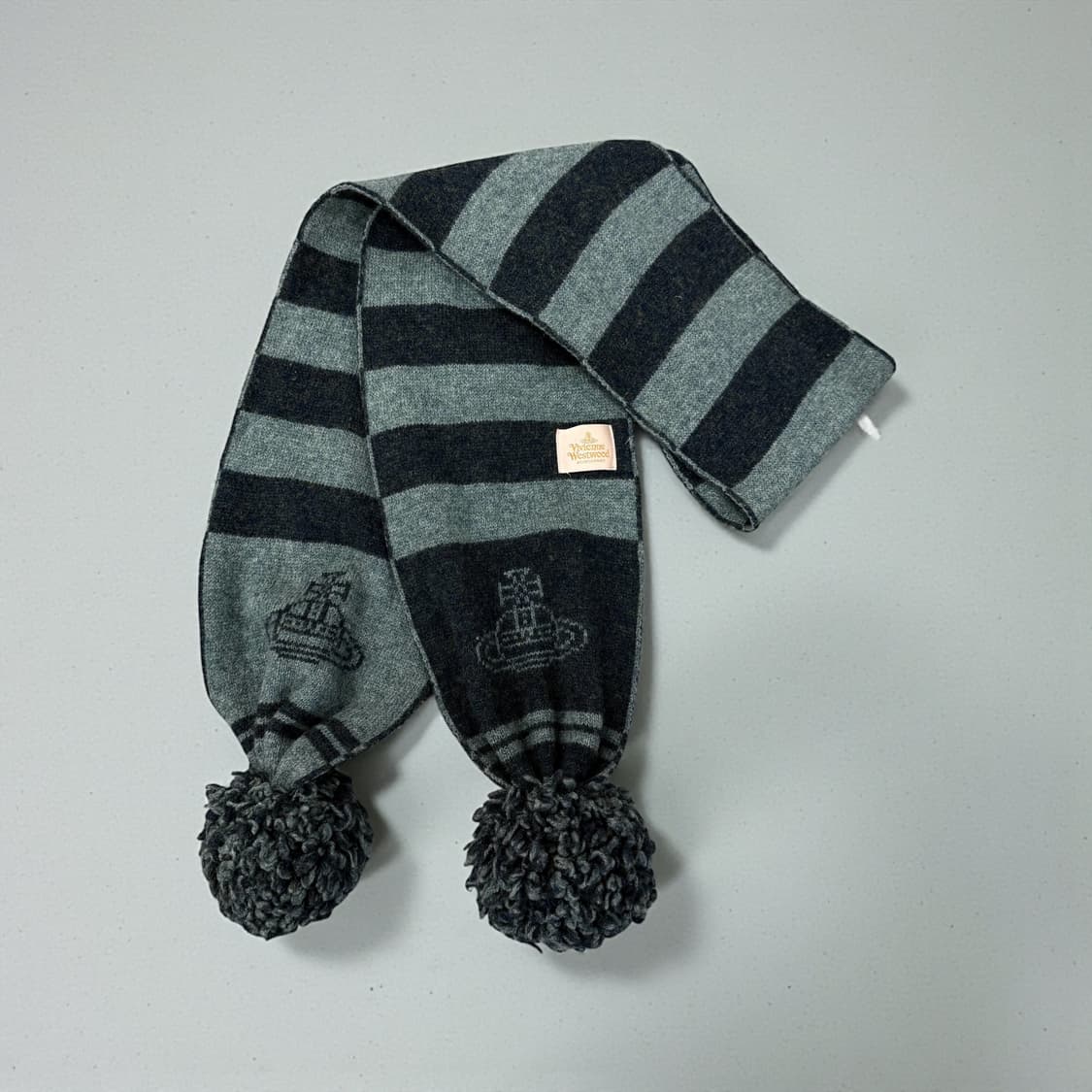 비비안웨스트우드 픽셀로고 퐁퐁 머플러 상품이미지2