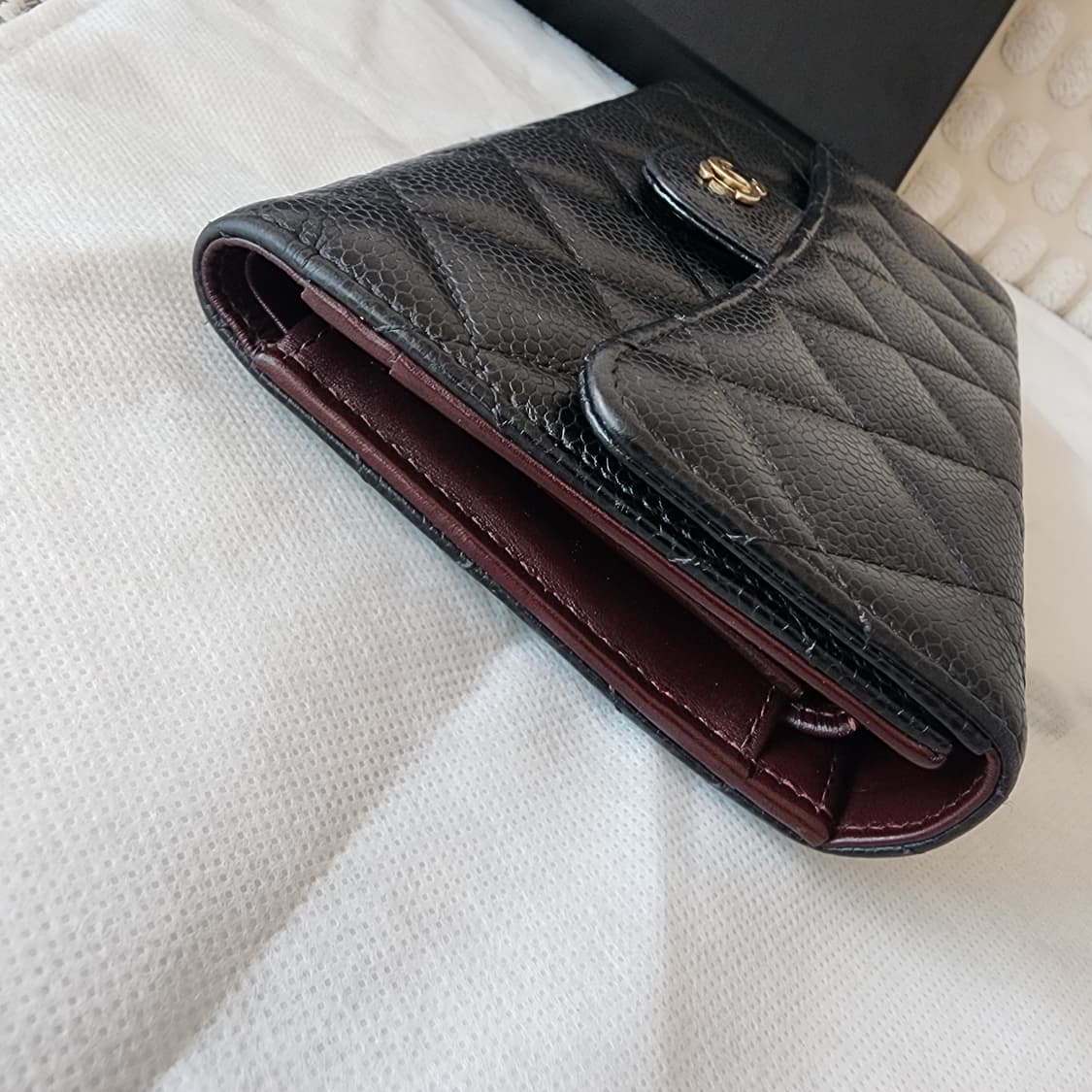 상태최상 샤넬 클래식 캐비어 플랩 장지갑 블랙 금장 상품이미지8