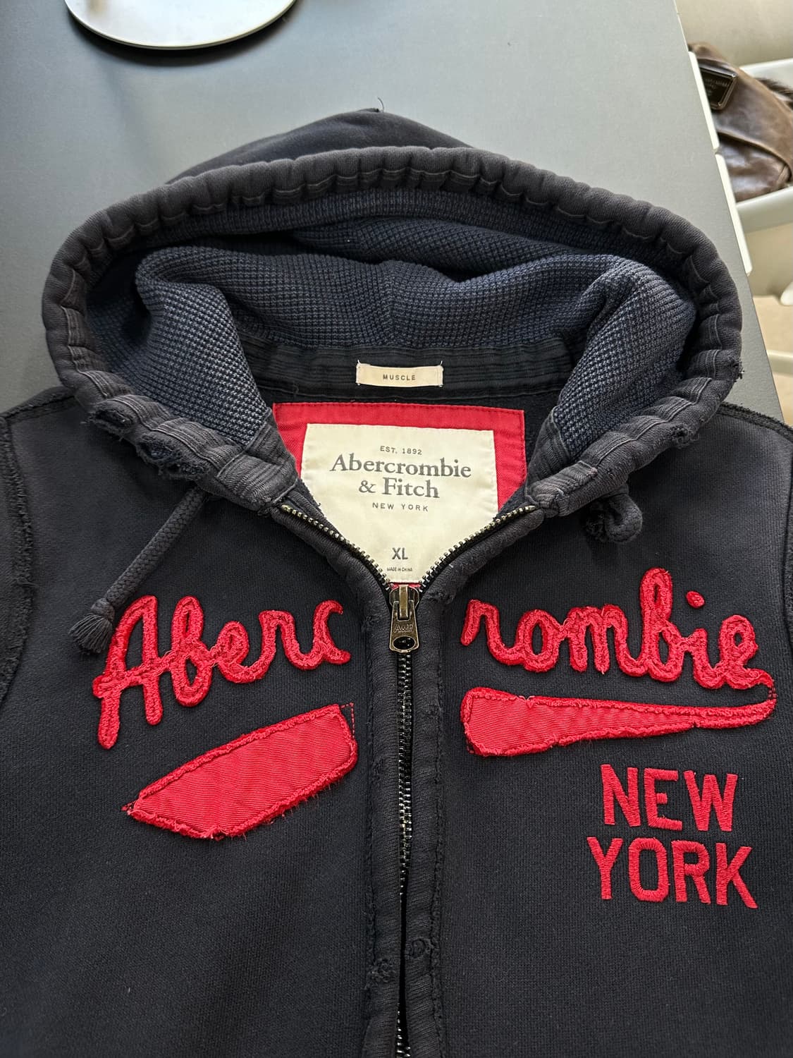 아베크롬비 머슬핏 데미지 후드집업 네이비 상품이미지5