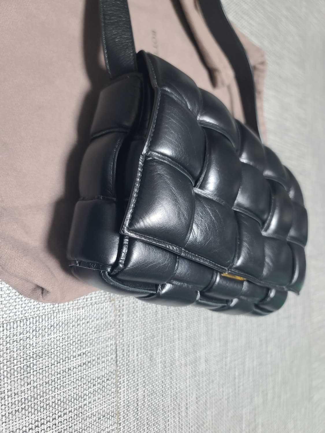 보테가베네타 패딩백 블랙 골드 크로스백 상품이미지7