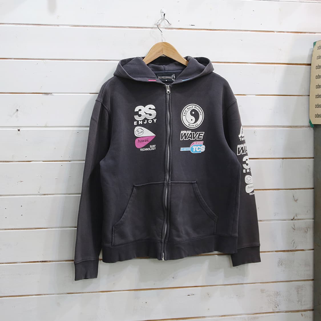 (착용컷) T&C SURF DESIGNS 프린팅 후드 집업 (남성용 M) 상품이미지1