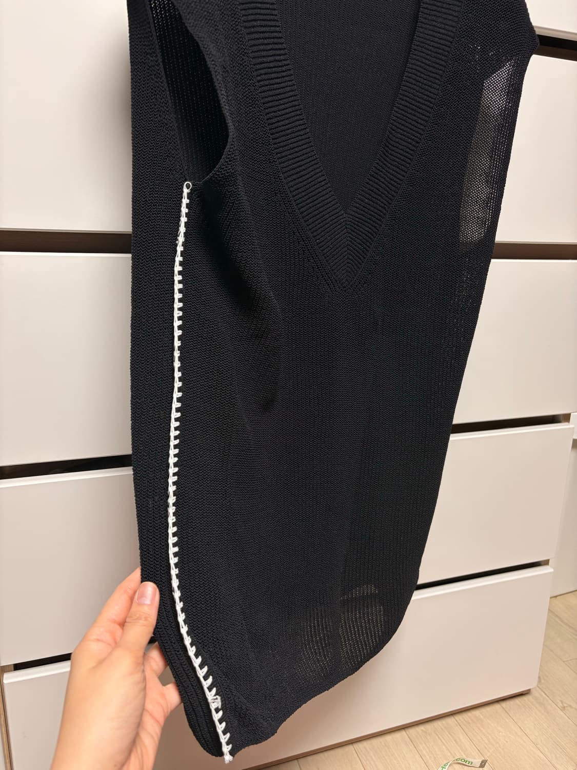 COS 블랙 브이넥 니트 베스트 상품이미지3